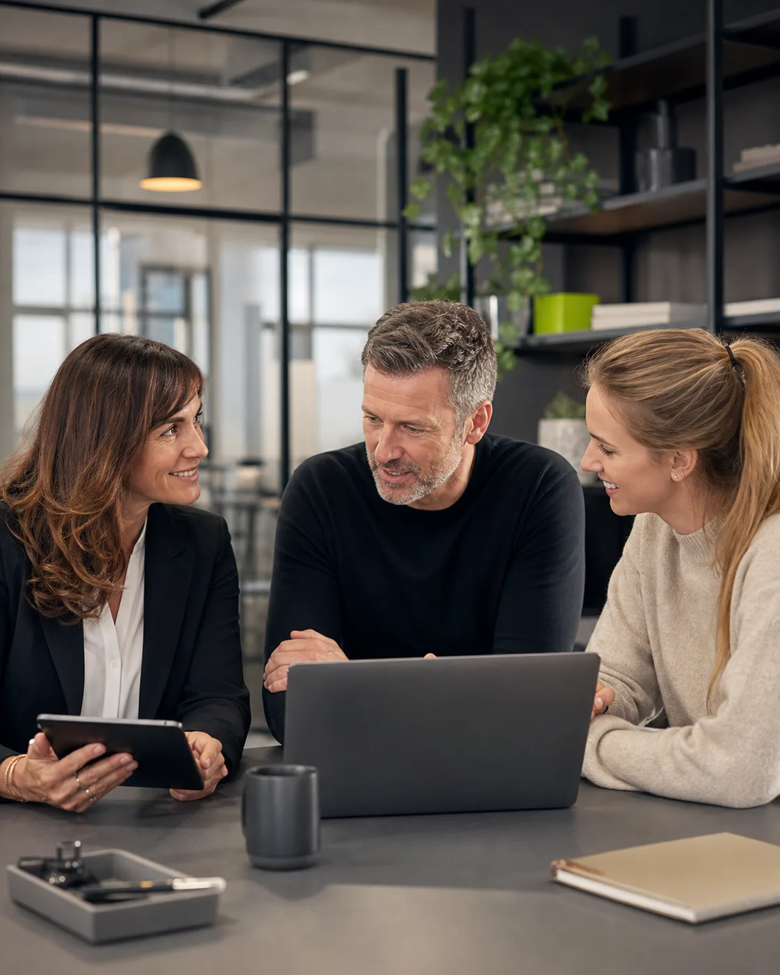 HR-Team und neuer Mitarbeiter besprechen gemeinsam ein digitales Onboarding